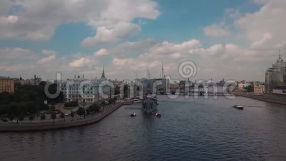 在圣彼得堡涅瓦河河堤上的奥罗拉号巡洋舰上空俯瞰俄罗斯市中心的空中景色视频的预览图