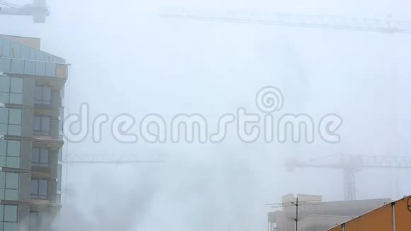冬季城市景观起重机蒸汽来自管道视频的预览图