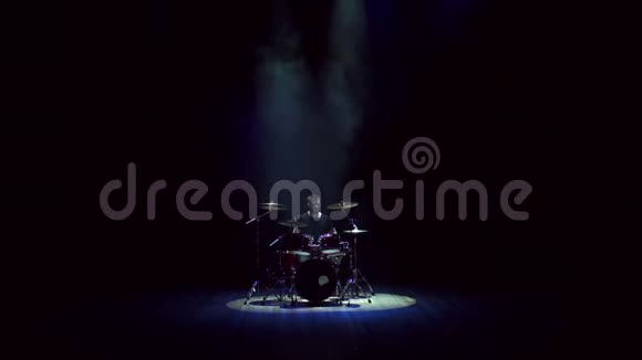 男鼓手在黑色背景上打鼓视频的预览图
