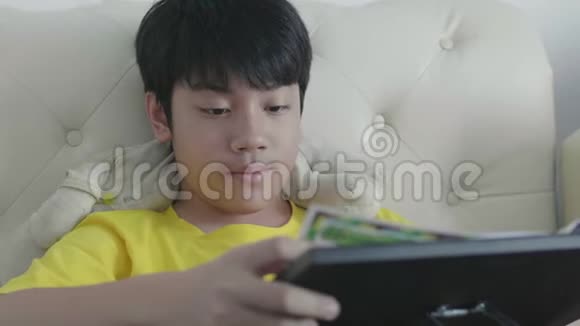 亚洲少年在家做作业视频的预览图