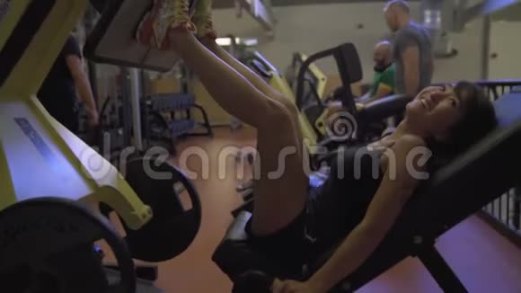 有魅力的年轻亚裔女性在现代健身房锻炼视频的预览图