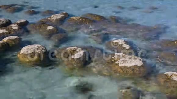 海洋和岩石射击视频的预览图
