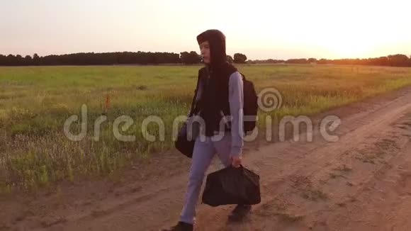 少年旅行少年流浪汉带着背包在路上行走一个悲伤的旅行者视频的预览图