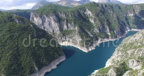 黑山著名的Piva峡谷及其神奇水库的空中景观视频的预览图