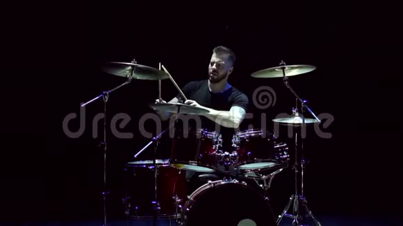 男鼓手在黑色背景上打鼓视频的预览图