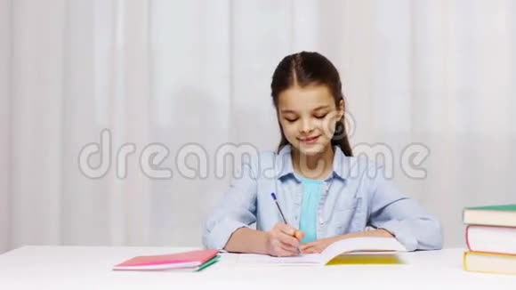 有书和记事本的快乐学校女孩视频的预览图