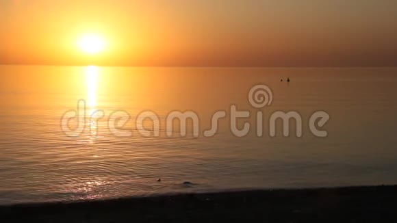 大海上美丽的日落视频的预览图
