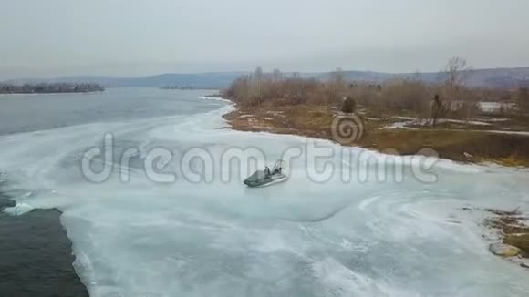 漂浮在河上的救生艇空中滑翔机视频的预览图
