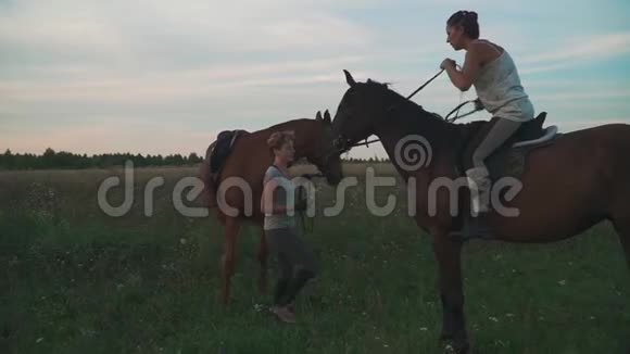 两个带着马的女孩视频的预览图
