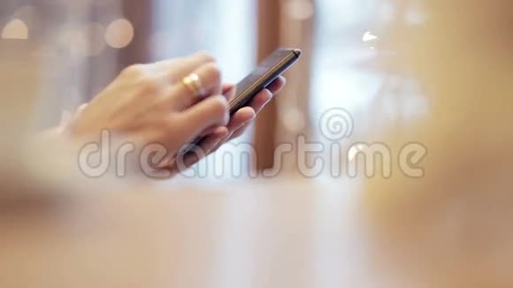 女人在咖啡馆里用智能手机发短信视频的预览图