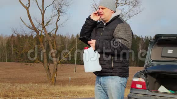 一个人带着手机空着可以在车旁等人视频的预览图