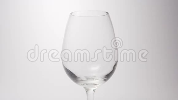 黄色饮料棕色饮料倒入白色背景的玻璃杯中视频的预览图