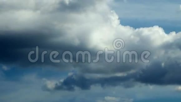 白天的蓝天随着云层的时间推移视频的预览图