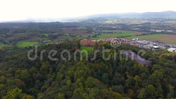 空中射击华丽的意大利Sammezzano城堡中世纪建筑用无人机拍摄4K视频的预览图