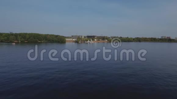 一个美丽的大湖和一个码头在空中观景视频的预览图