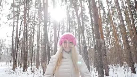 年轻女子在公园里扔雪视频的预览图