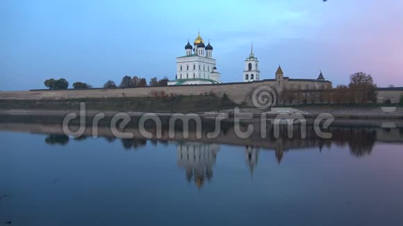普斯科夫克里姆林宫的三一大教堂在十月的黄昏俄罗斯普斯科夫视频的预览图