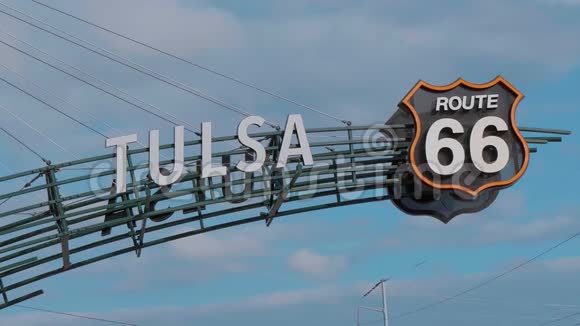 俄克拉荷马州66号历史性公路上的塔尔萨门视频的预览图