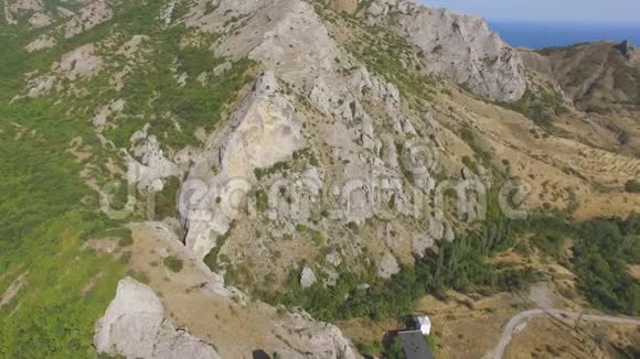空中飞越岩石峭壁视频的预览图