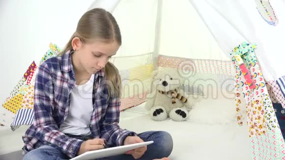 儿童在游戏室玩平板电脑为学校儿童游乐场写作业视频的预览图