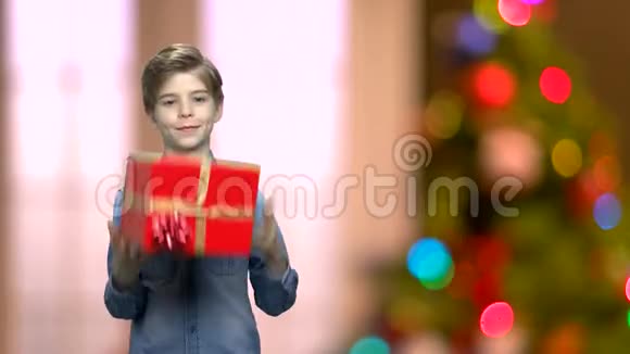 可爱的男孩带圣诞礼物盒视频的预览图