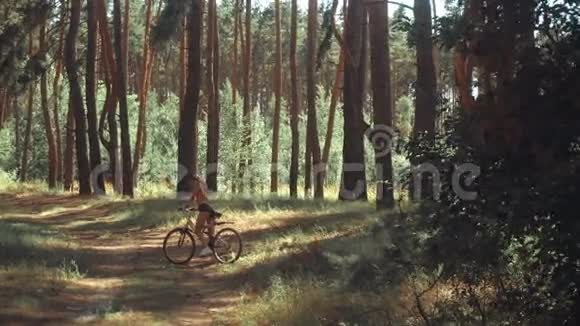 苗条的年轻女孩开自行车视频的预览图