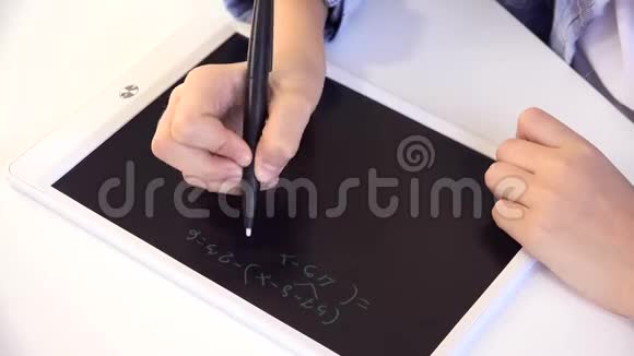 儿童桌上学习学校课堂上女孩写作学习作业视频的预览图