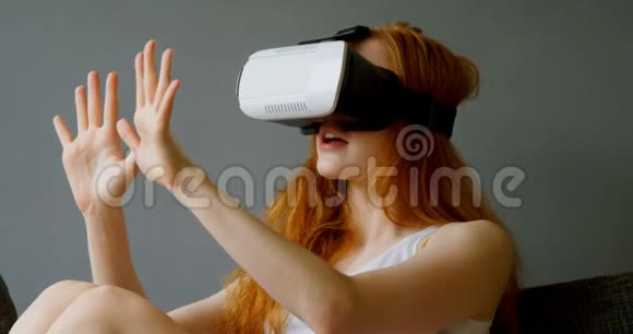 4k客厅使用虚拟现实耳机的妇女视频的预览图