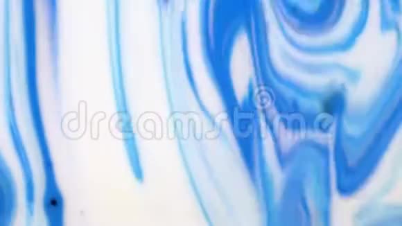 蓝色和白色丙烯酸涂料的抽象混合视频的预览图