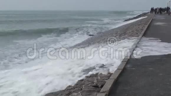 法国海岸的暴风雨和巨浪视频的预览图