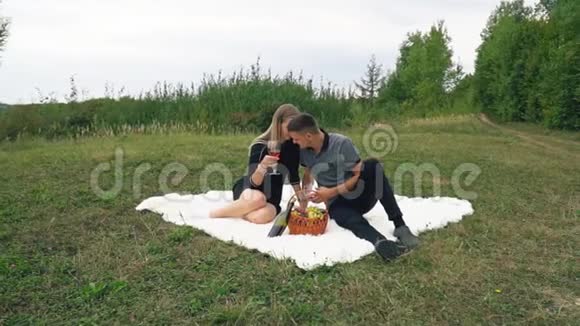 年轻夫妇坐在草坪上视频的预览图