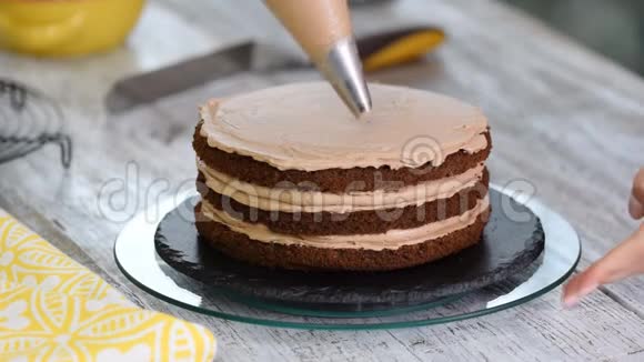 用奶油做巧克力蛋糕视频的预览图