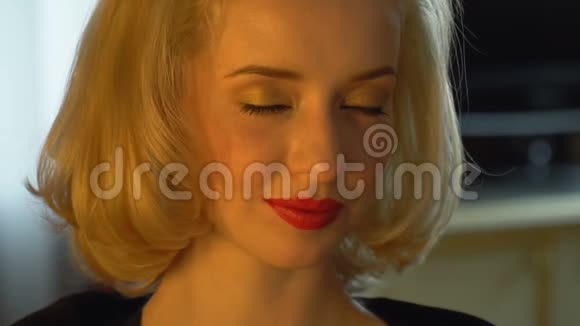 一个金发碧眼的美女戴着闪亮的耳环视频的预览图