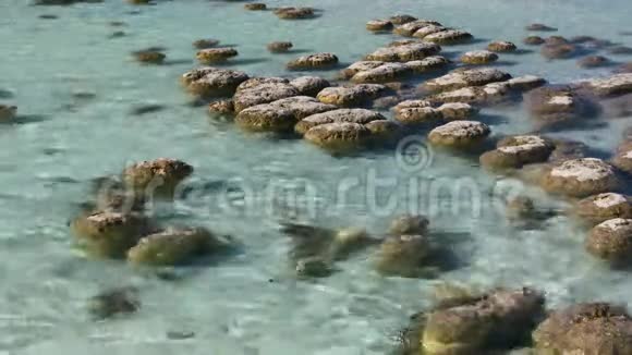 海洋和岩石射击视频的预览图