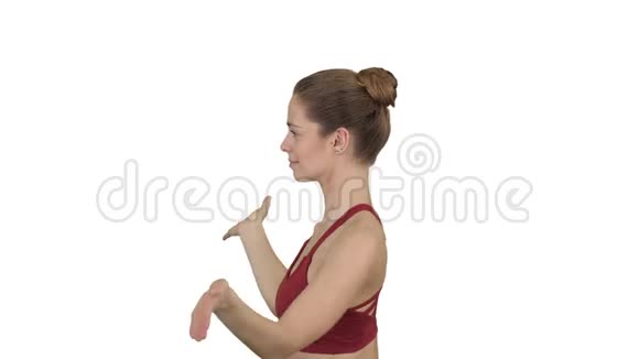 年轻女子在白色背景下练习瑜伽视频的预览图