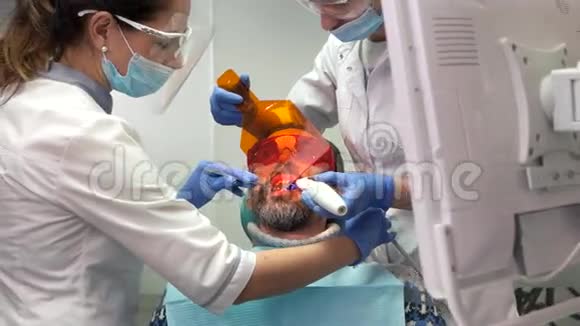 在工作的牙科医生视频的预览图