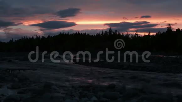 斯台纳亚河上美丽的日落视频的预览图