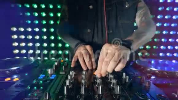 迪斯科和俱乐部DJ手混合在夜总会聚会视频的预览图