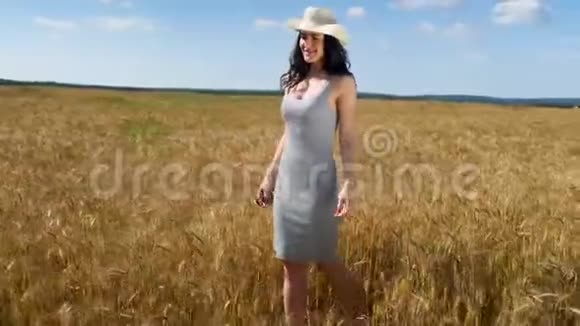 漂亮的女人特写肖像在麦田里戴帽子视频的预览图