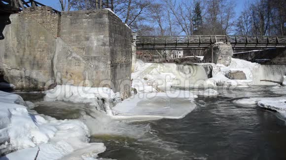 河瀑瀑布复古桥冰封冬天视频的预览图