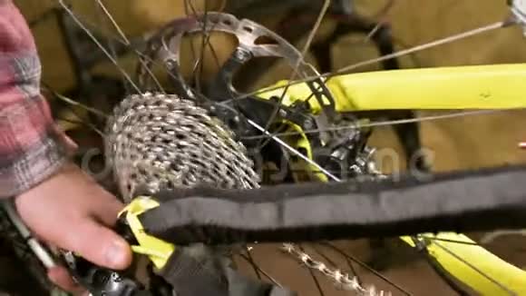 在一家自行车维修店里一位主人拆下一个轮子进行维修自行车修理视频的预览图