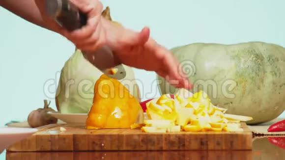 女性的手被刀子割开蔬菜混合物用于烹饪蔬菜炖背景色4k视频的预览图