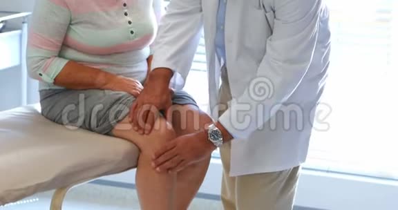 物理治疗师为长者提供膝关节治疗视频的预览图