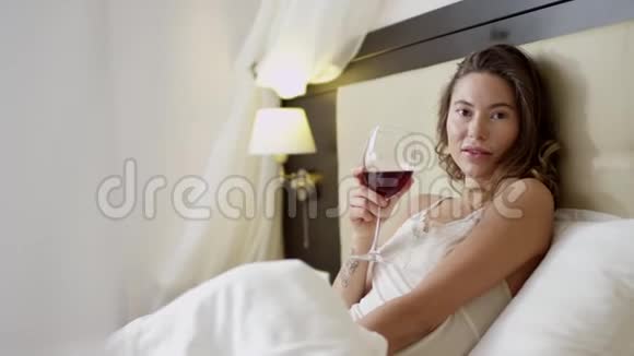 女人在床上喝酒视频的预览图