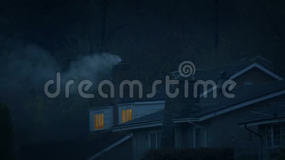 晚上有吸烟烟囱的房子视频的预览图