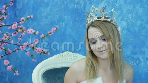 美丽的年轻模特以精灵公主的形式视频的预览图