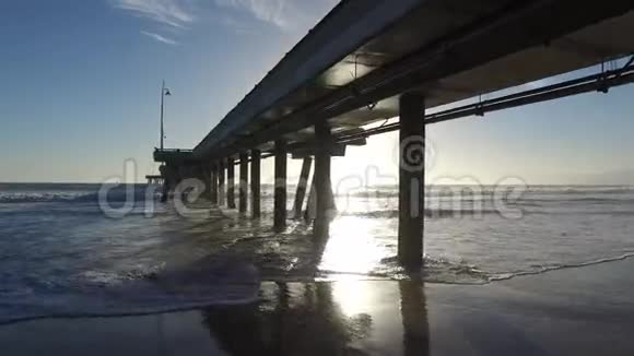 日落时加州马里纳德尔雷伊的威尼斯钓鱼码头视频的预览图