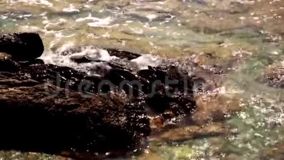 美丽的岩石海滩视频的预览图