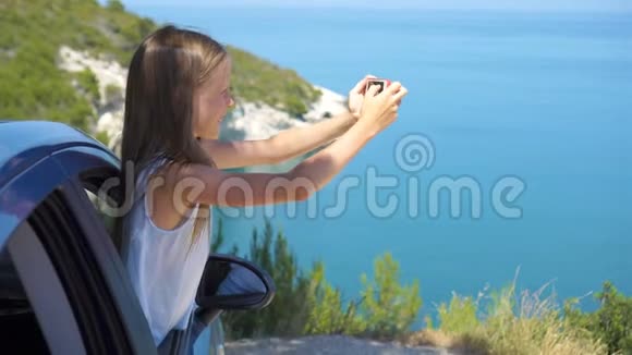 小女孩度假乘车旅行背景美丽的风景视频的预览图