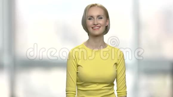 快乐的金发女人放弃拇指手势视频的预览图
